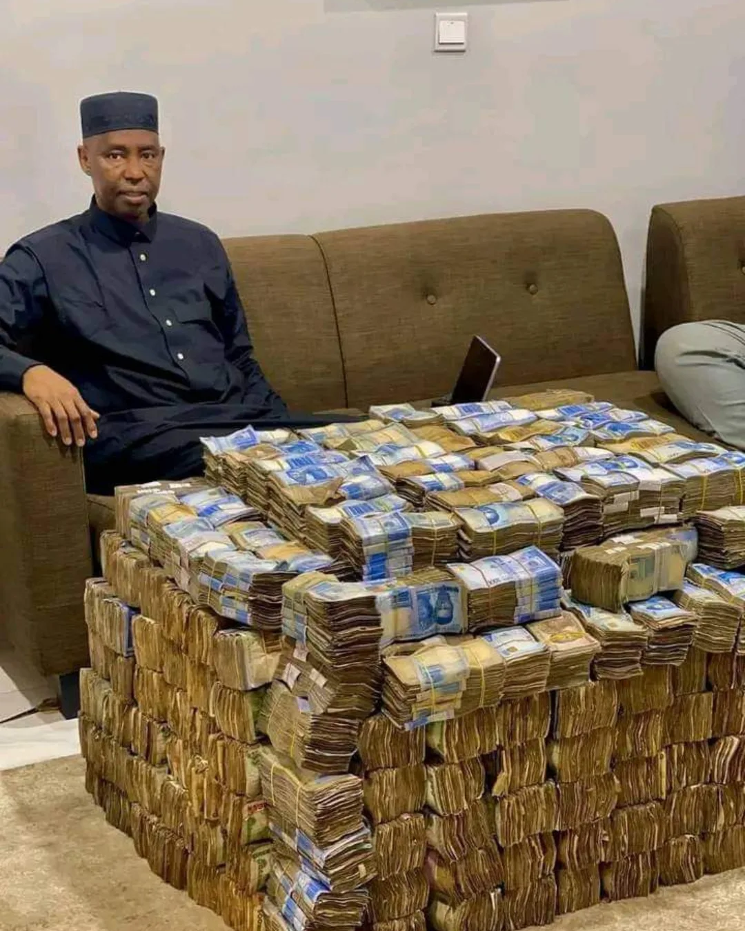 You are currently viewing The Damaging Credibility of Nigeria Through the Reckless Display of Cash by Politicians